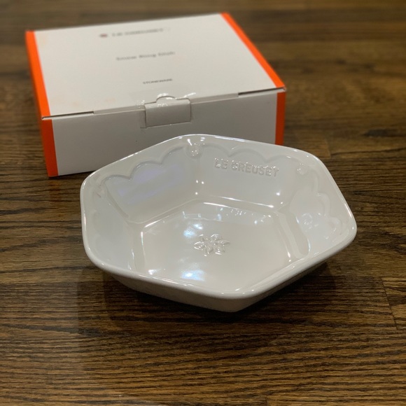 New Le Creuset Pearlized White Snow Ring Dish 21cm - Picture 2 of 4